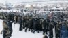 Силовики вытесняют протестующих от здания суда в Баймаке. Россия, 17 января 2024 года