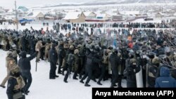 Силовики вытесняют протестующих от здания суда в Баймаке. Россия, 17 января 2024 года