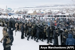 Столкновения протестующих и омоновцев в городе Баймаке в центральной части Башкортостана, 17 января 2024 г.