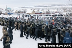 Başkurdistan'ın merkezindeki Baymak şehrinde protestocularla çevik kuvvet polisi arasında çatışmalar, 17 Ocak 2024.