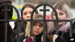 Луѓе се собираат пред црквата на Богородица икона, смири ги моите таги, во Москва, Русија, петок, 1 март 2024 година.