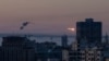 Një shpërthim i një rakete shihet në qiell mbi qytetin e Kievit, gjatë një sulmi raketor rus, më 18 maj 2023.