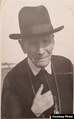 Episcopul Iuliu Hossu, în domiciliu forțat de la Mănăstirea Căldărușani din apropierea Bucureștiului. Una din ultimele fotografii. Arhiva lui Ionuț Gherasim, nepotul liderului țărănist, Ilie Lazăr.