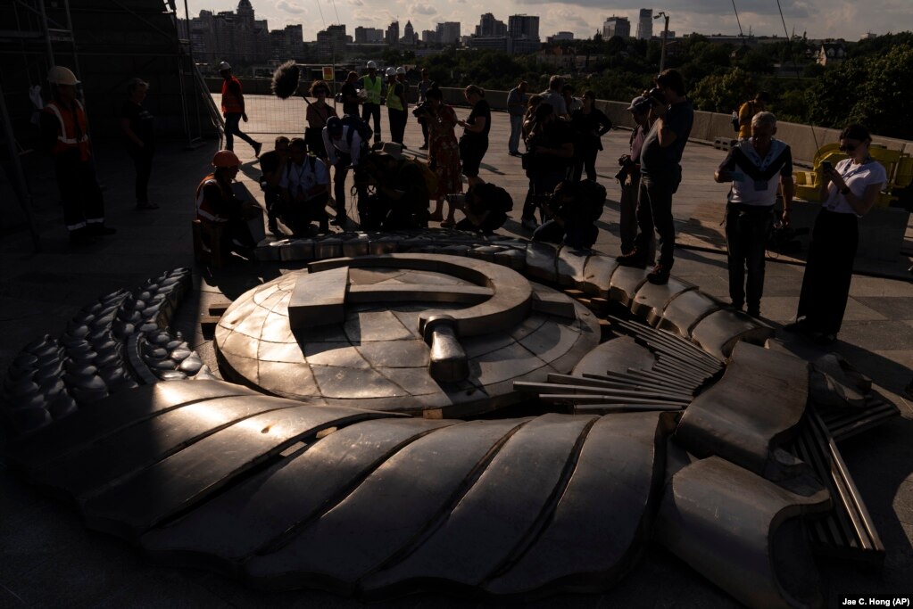 L'emblema sovietico è stato tolto dallo scudo del Monumento alla Patria a Kiev.