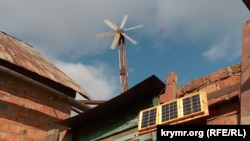 Самодельная ветряная мельница и солнечные панели для добычи электроэнергии, которые сконструировал Владимир Петров