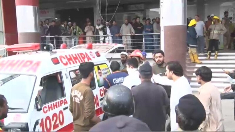 Загинаа 11 луѓе во пожар во трговски центар во Карачи, Пакистан 