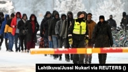 Finlanda amenință că va închide ultimul punct de trecere a frontierei cu Rusia din cauza valului de migranți