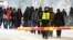 Фінські прикордонники супроводжують мігрантів на міжнародному пункті пропуску в Салла на півночі Фінляндії. 23 листопада 2023 року<br />
<br />
Прем&#39;єр-міністр Фінляндії Петтері Орпо звинуватив Кремль, що це його дії спровокували надзвичайне зростання кількості шукачів притулку