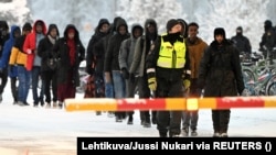  Просители убежища на погранпункте Салла в северной Финляндии, 23 ноября 2023