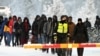 Grănicerii finlandezi escortează migranții la punctul de trecere a frontierei cu Rusia de la Salla, în nordul Finlandei, 23 noiembrie 2023. (Lehtikuva/Jussi Nukari via REUTERS)