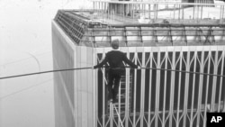  Пети, сниман в тил, до момента в който минава по кабела, обтегнат сред кулите на Световния търговски център в Ню Йорк, 7 август 1974 година 