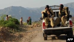 نیرو های پاکستانی در یک منطقه نا امن نزدیک به مرز افغانستان 