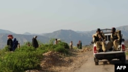 نیرو های پاکستانی در حال گشت زنی در یک منطقه نا امن خیبرپشتونخواه