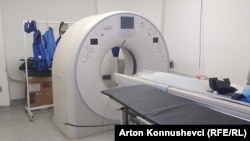 Kjo aparaturë e CT-së në Klinikën Neurologjsë është jashtë funksionit për shkak të prishjes.
