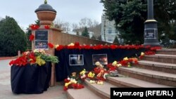 Стихийный мемориал жертвам теракта в «Крокус Сити Холле». Керчь, Украина, 23 март 2023 года