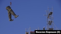 Последната част от високата фигура на Паметника на Съветската армия беше свалена с кран, 19 декември