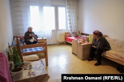 Dy gra qëndrojnë në një dhomë e fjetjes në Shtëpinë e të Moshuarve në Prishtinë.