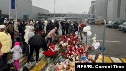 Людзі ўскладаюць кветкі каля канцэртнай залі «Крокус Сіці Хол», дзе 22 сакавіка адбыўся напад