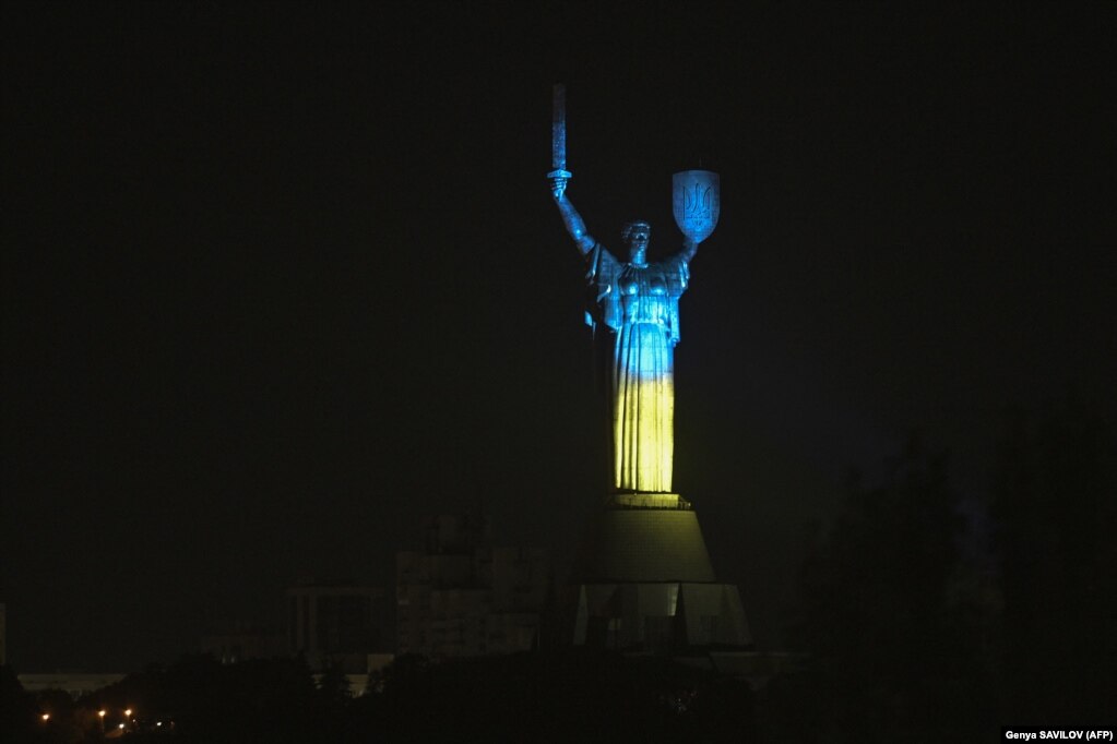 Monumenti &quot;Mëmëdheu&quot; në Kiev është ndriçuar me ngjyrat e flamurit kombëtar të Ukrainës për Ditën e Flamurit Kombëtar të Ukrainës.