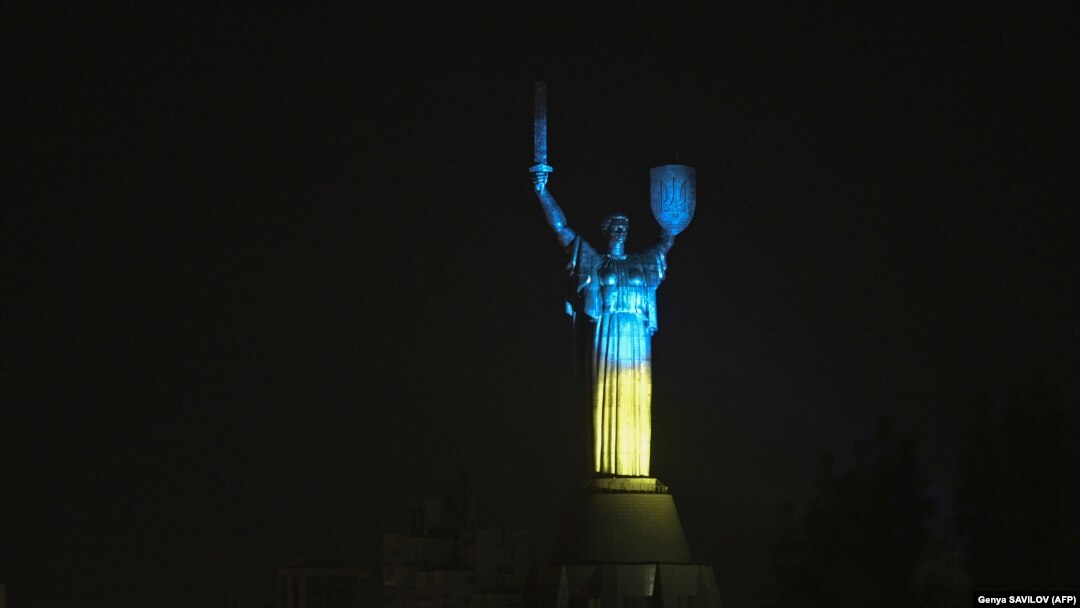 Киевдеги "Мекен эне" монументи Украинанын желегинин элеси менен жарыктандырылган учуру. 