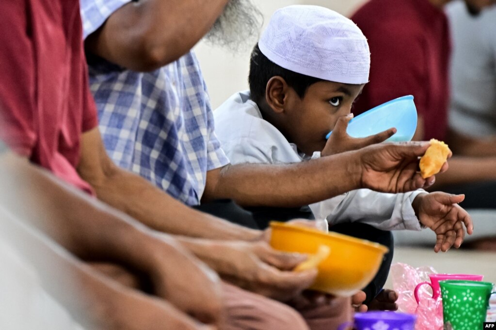 Besimtarët myslimanë duke ngrënë iftar në xhaminë Wekanda Jumma në Kolombo, Shri Lankë më 18 mars 2024.