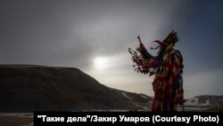 Чагаа Байрам (новогодний праздник на Алтае): шаман проводит обряд благопожелания на территории визит-центра нацпарка "Сайлюгемский"