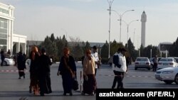 Köçedäki adamlar (Illýustrasiýa suraty)