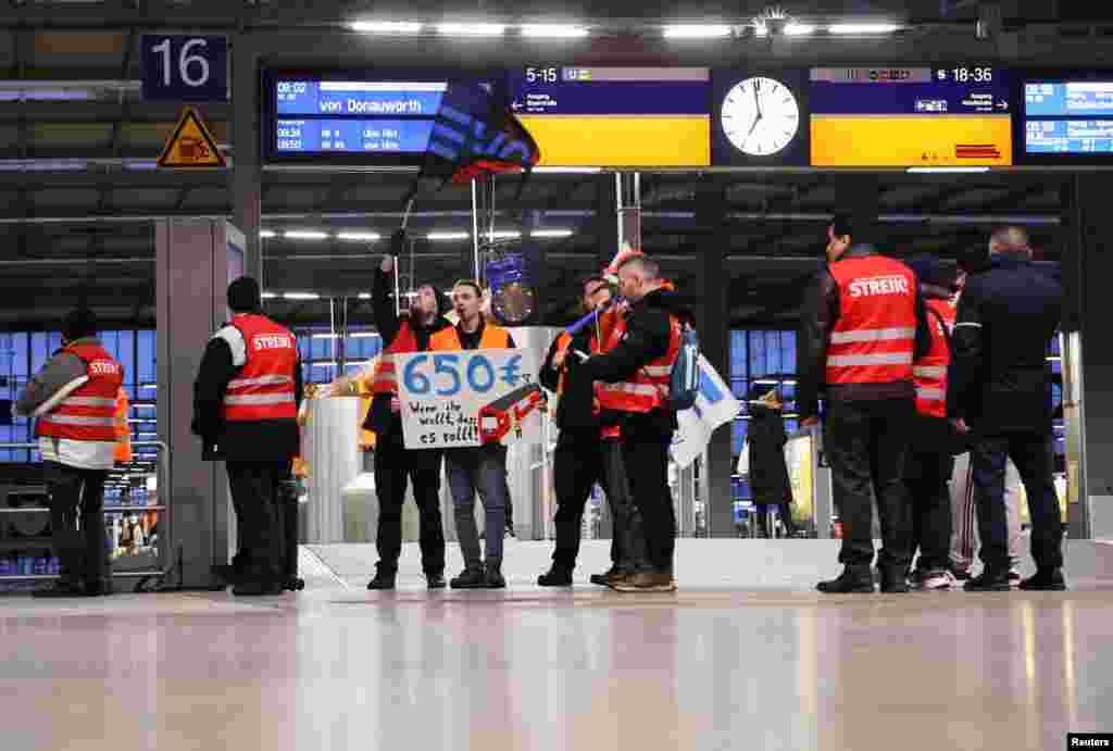 Radnici prosvjeduju na glavnom željezničkom kolodvoru u Münchenu. Zaposleni na zračnim lukama, željeznici, u pomorskom teretnom prometu, u kompanijama za autoceste i lokalnom prometu pozvali su na 24-satnu obustavu rada od ponoći 26. marta.