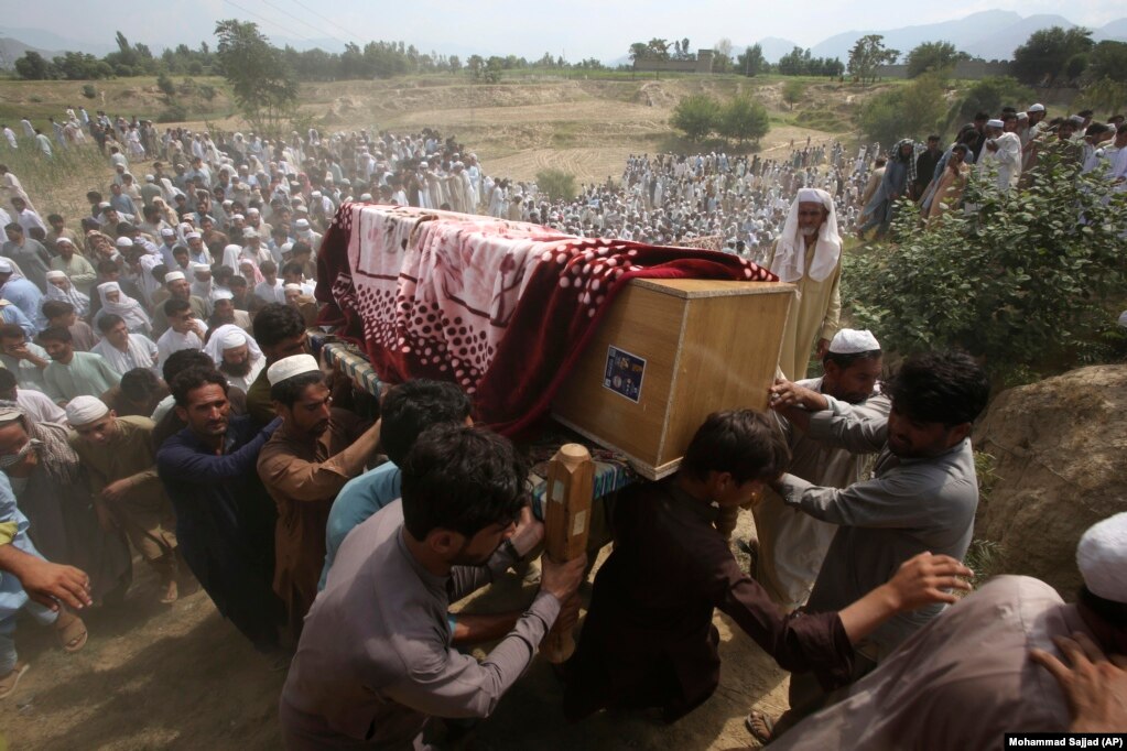 Persone in lutto portano la bara di una vittima uccisa nell'attentato suicida del 30 luglio nel distretto di Bajaur nella provincia di Khyber Pakhtunkhwa, in Pakistan.  Il gruppo estremista Stato islamico-Khorasan (IS-K) ha rivendicato l'attacco, che ha ucciso almeno 54 persone e ne ha ferite altre 100 durante una manifestazione politica.