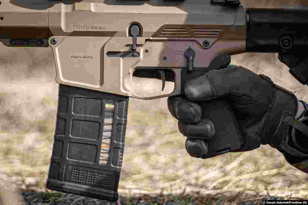 Војник ракува со пушка од украинско производство. Многу од оружјата што ги користат снајперистите се произведени во Украина, вклучувајќи ја пушката UAR-10 и Snipex Alligator, пиштол кој користи куршуми со големина на пура кои можат да навлезат во челичен оклоп.