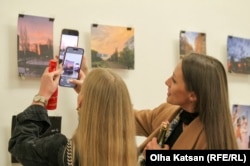 Бахмутянка Ольга показує оригінал свого знімку в телефонній галереї
