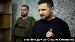  După ce s-a întâlnit cu comandanții săi militari de top, Zelenski a spus că a numit la conducerea comisiei pe generalul Alexandr Pavliuk, prim-adjunct al ministrului apărării.