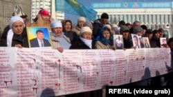 2022 жылғы Қаңтар көтерілісі кезінде қаза тапқандардың туыстары марқұмдарды еске алып тұр. Алматы, 5 қаңтар, 2024 жыл