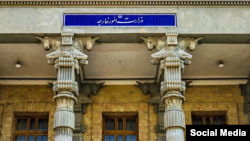 وزارت خارجه ایران علت احضار سفیر بریتانیا را تحریم‌های جدید لندن و «اتهام‌زنی مقامات انگلیسی» علیه جمهوری اسلامی اعلام کرد