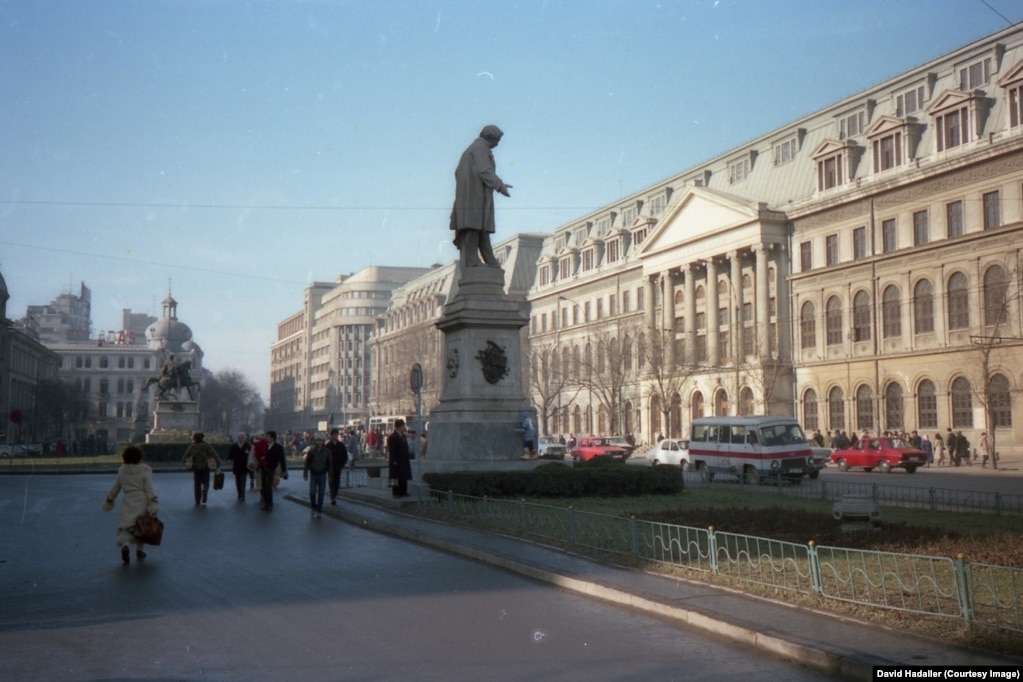 Një statujë e poetit Ion Heliade Radulescut në Bukuresht në janar të vitit 1988.