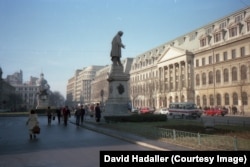 Statuia lui Ion Heliade Rădulescu, în Bucureși, în ianuarie 1988.