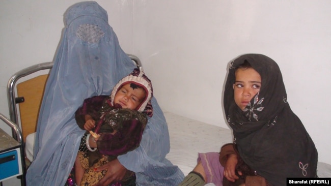ارشیف: د افغانستان جنوب کې په خوارځواکۍ اخته ماشومان او د هغوی مور