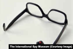 Очила, разработени от ЦРУ, изложени в Международния музея на шпионажа, САЩ.