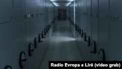 Brenda një gjykate në Prishtinë.