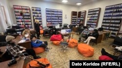 უნივერსიტეტის კანცელარიაში სტუდენტები მეორე დღეა იმყოფებიან