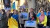 Мітингувальники демонстрували фото наслідків російських ракетних обстрілів українських міст