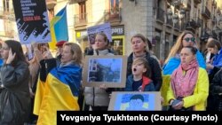 Мітингувальники демонстрували фото наслідків російських ракетних обстрілів українських міст