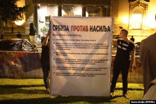 Zahtevi protesta na jednom od transparenata ispred Predsedništva Srbije, Beograd, 19. avgust 2023.