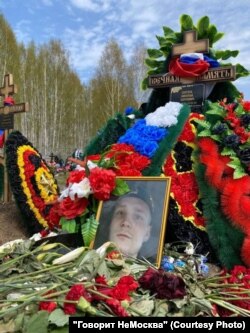 Могила погибшего 21 апреля 2023 года в Бахмуте Сергея Николаева завалена цветами и венками – хоронили совсем недавно