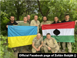 A középen álló Babják Zoltán balján Fegyír Sándor, a „lövészárkok professzora”, ahogy a polgármester nevezi posztjában
