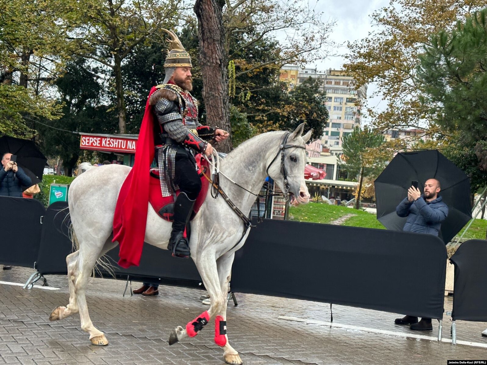 Shkëlzen Braha i veshur si heroi kombëtar, Skënderbeu.