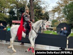 Shkëlzen Braha i veshur si heroi kombëtar, Skënderbeu.