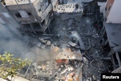 Palestinci na mjestu uništene kuće nakon izraelskog napada u Kan Junisu, na jugu Pojasa Gaze, 4. decembra