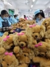 Ova slika snimljena 7. decembra 2013. prikazuje kineske radnike u procesu izrade igračakae, u fabrici u Jinjiangu, u istočnoj kineskoj provinciji Fujian.
