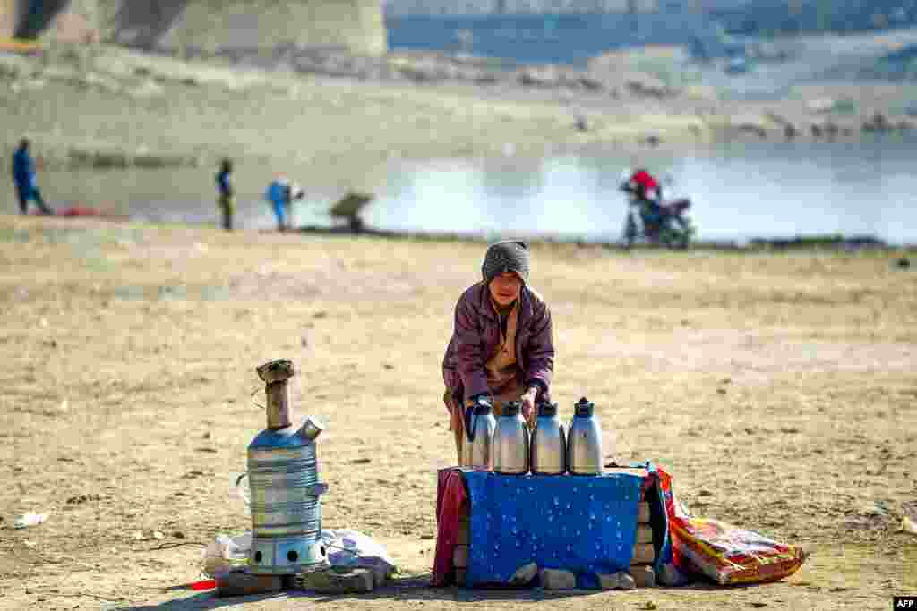  An Afghan tea vendor looks for customers along the Qargha Lake on the outskirts of Kabul. &nbsp; 